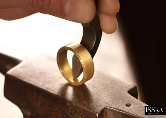 Tout savoir sur les poinçons des bijoux en or